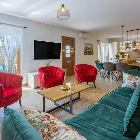 Holiday home Lovely In Grizani With Kitchen