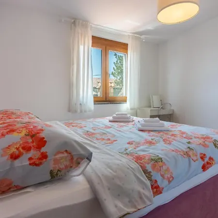 Holiday home Lovely In Grizani With Kitchen *